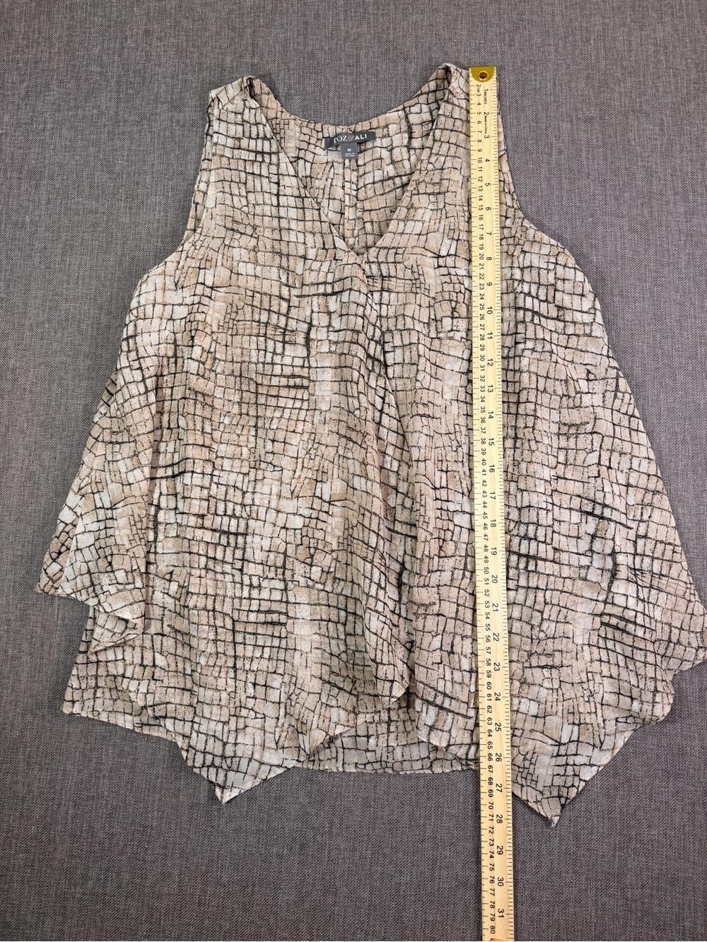 Roz & Ali Beige and Black Tile-Print Sleeveless V-Neck Tank Size Medium - Picture 5 of 6
